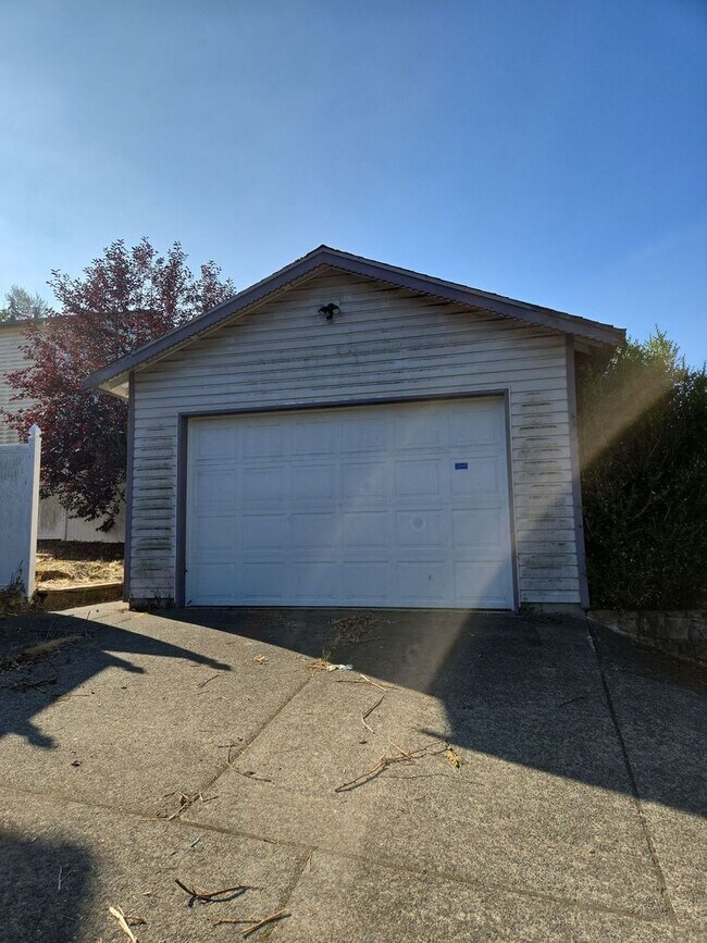 Building Photo - PRELEASING: 4 bdrm/1.5 bath house near WWU Park-N-Ride