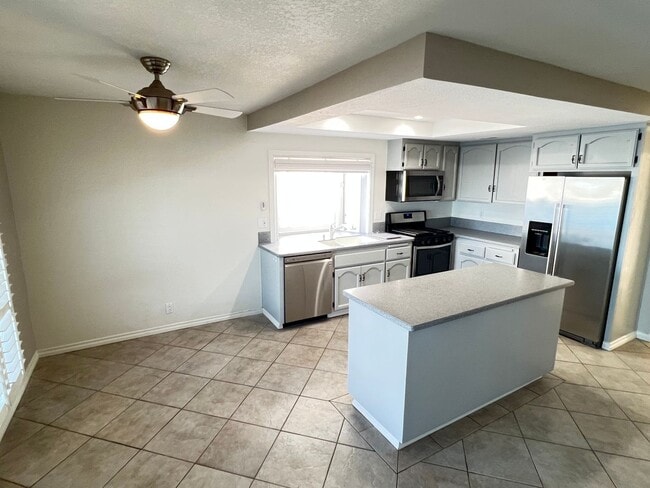 Building Photo - Dazzling Lake Summit Lake View Single Family Home!