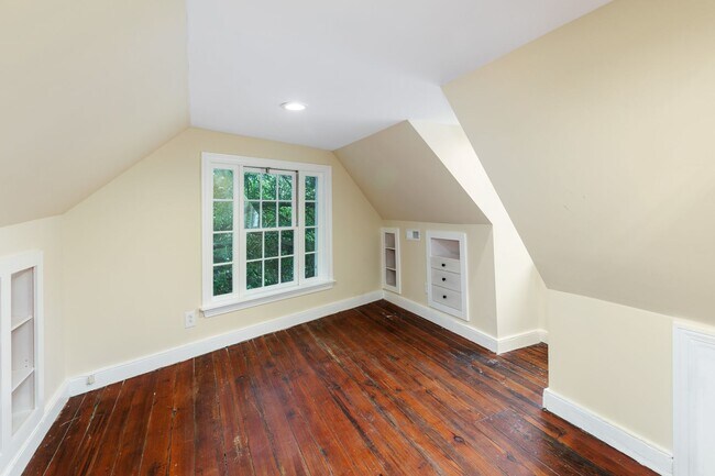 Building Photo - 3 Bedroom, 1.5 Bathroom Home Downtown - Charleston