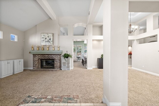 Building Photo - CLEAN 3 BEDROOM / 2 BATHROOM IN SEVEN OAK!...