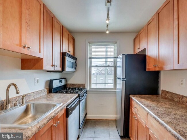Building Photo - Beautifully Renovated 1BR, 1 Bath Apt in B...