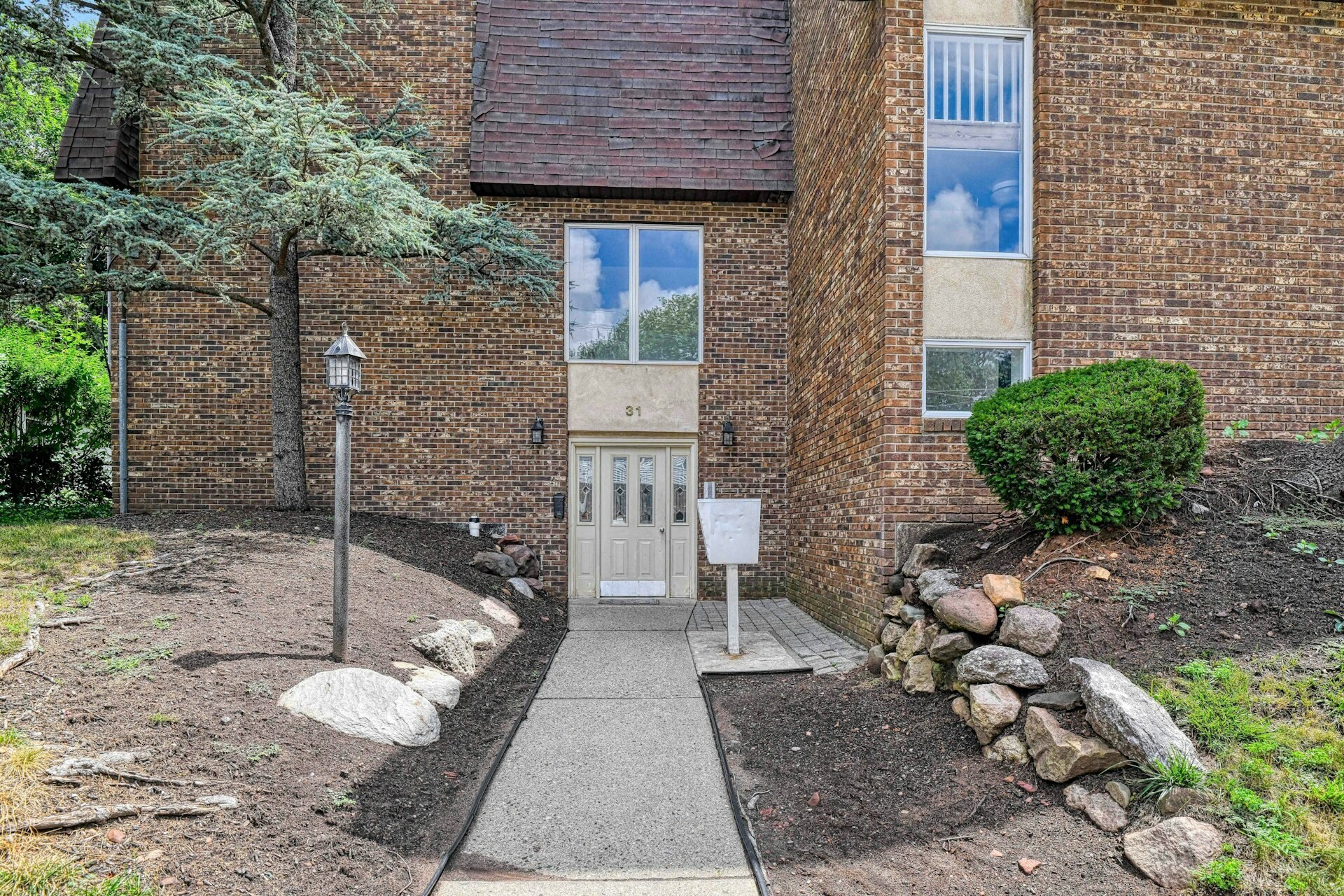 Building Photo - 31 Home Pl