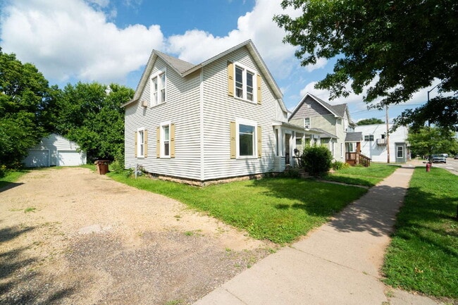 Building Photo - 4 bedroom 1 bath - available for June 1st close to UWEC on Water St!