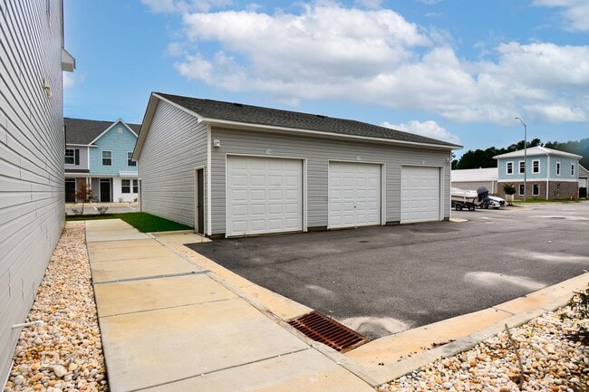 Building Photo - END UNIT Townhome-Pond View-Detached Garag...