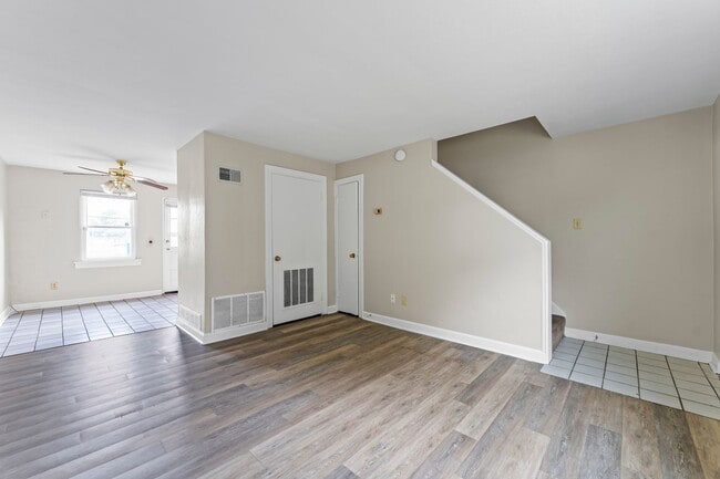 Building Photo - Beautiful Townhome on Anderson