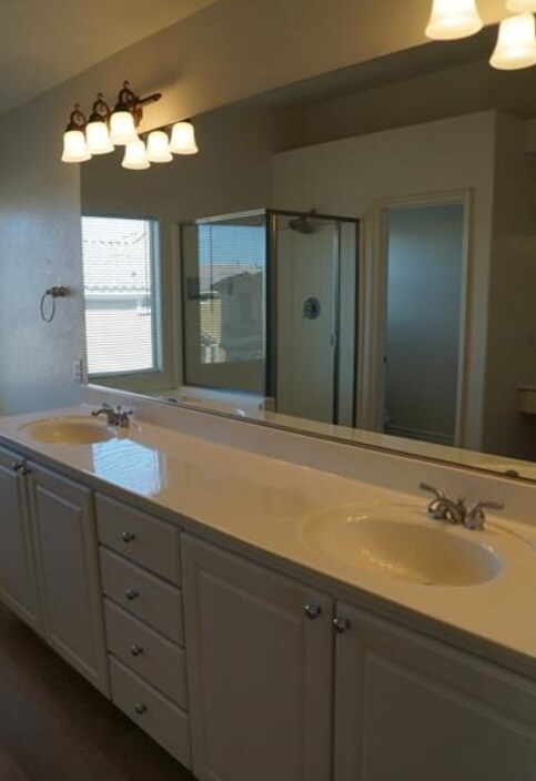 Building Photo - 518 Center Green Dr