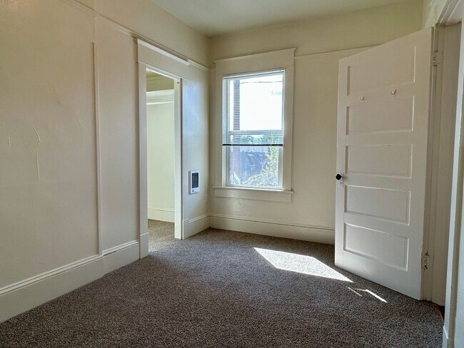 Building Photo - 420 20th St SE