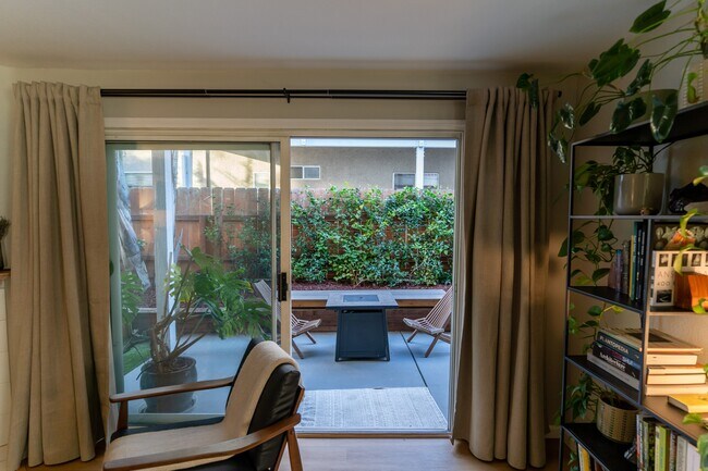 Building Photo - 1304 Palomar Pl