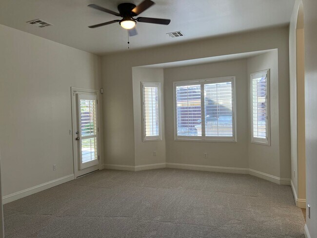 Building Photo - Gated Grand Island Home!