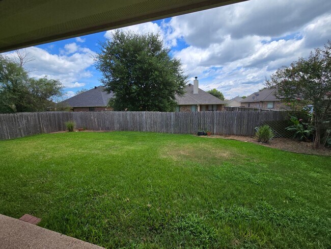 Building Photo - College Station - Large 4 bedrooms / 2.5 baths with garage and fenced yard!!