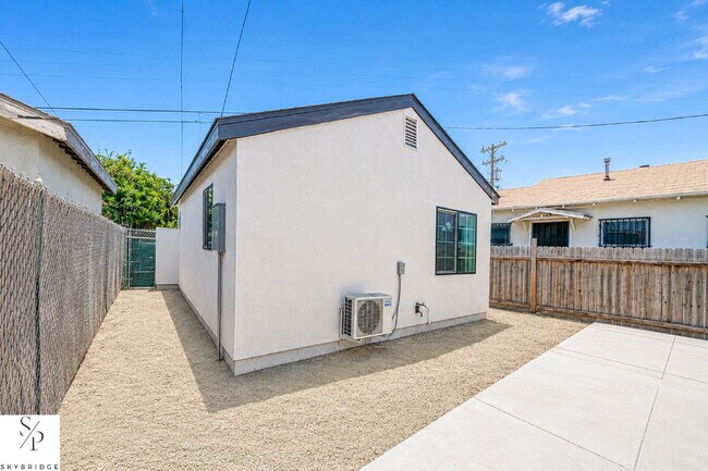 Building Photo - "Cozy 1-Bedroom Gem in Los Angeles – Your Perfect Urban Retreat!"