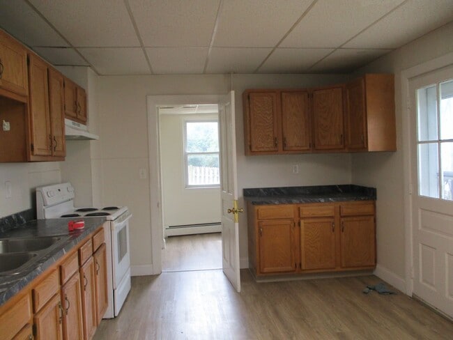 Building Photo - Completely remodeled, spacious Twin Attached home with private backyard - $2,100