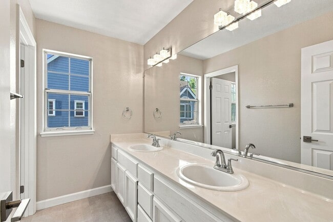 Building Photo - 749 Glenborough Dr