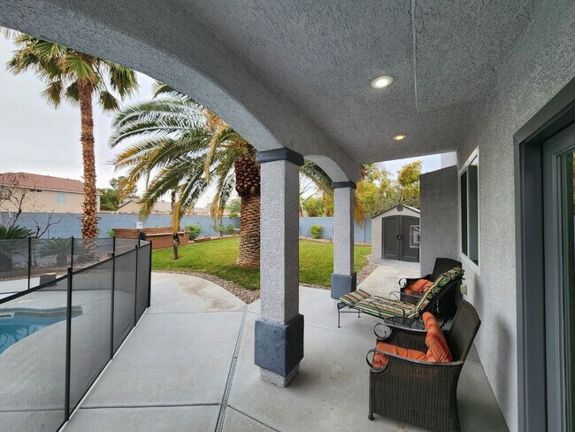 Building Photo - Entertainers Delight with minutes of shopping and restaurants