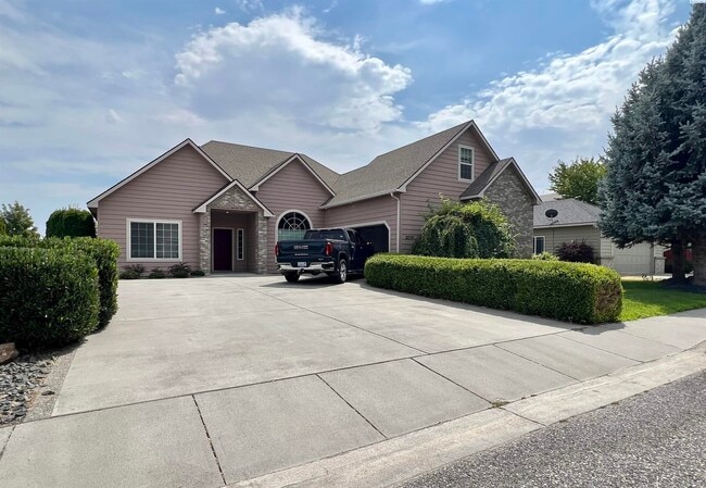 Primary Photo - South Richland Freshly Updated w/Bonus