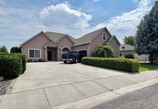 Building Photo - South Richland Freshly Updated w/Bonus