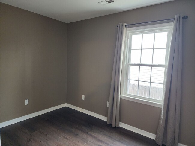 Building Photo - 3 Bedroom 2 Bath Rancher in Midlothian!