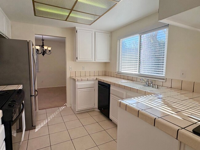 Building Photo - SOLAR POWERED 3 Bedroom 2 bath with large ...