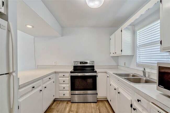 Building Photo - 1236 Villa Ln