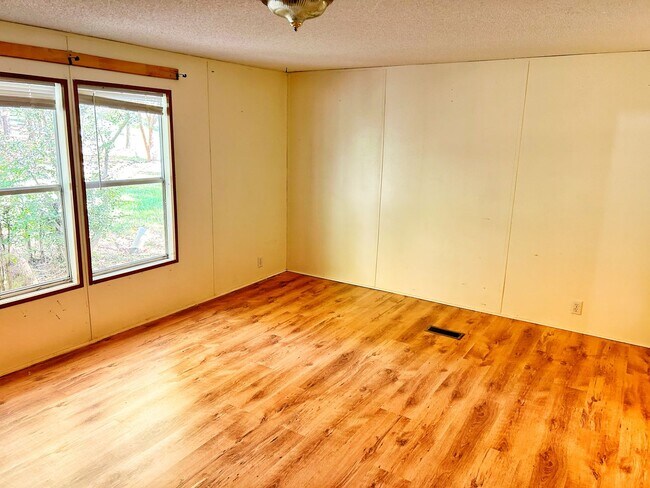 Building Photo - 3 bed/2 bath Country Home