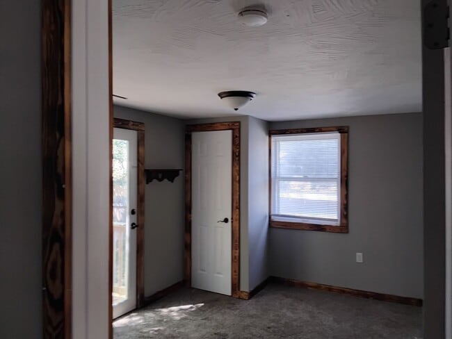 Building Photo - 2127 N Grace Ave