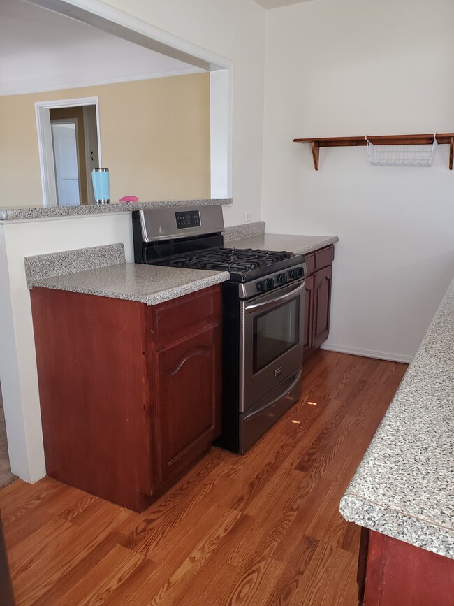 Kitchen with deluxe stove - 1412 Amapola Ave