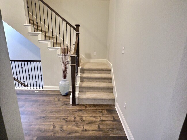 Building Photo - 557 Reale Dr