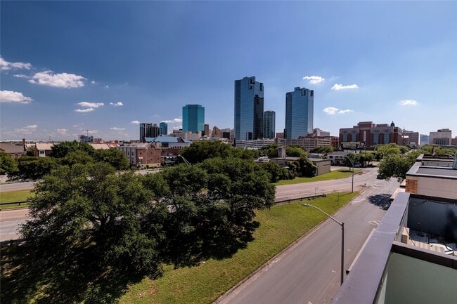 Building Photo - 724 Skyline Bluff Ct