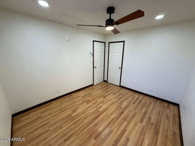 Building Photo - 860 E 13th St