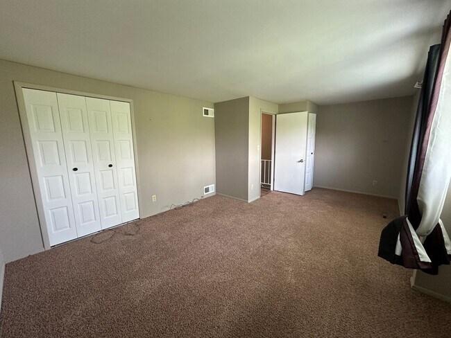 Building Photo - ***REDUCED PRICE***2 Bedroom Townhome in Western Schools