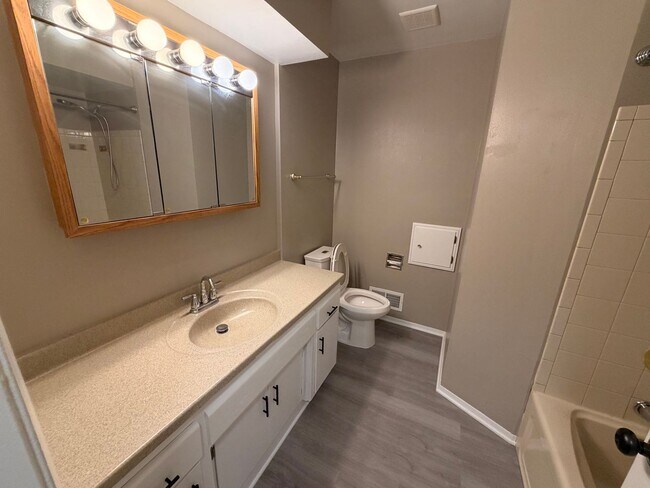 Building Photo - 3 Bed/1 Bath Home with Garage Parking!!