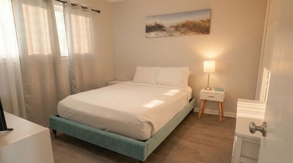 Building Photo - 924 W Beach Blvd