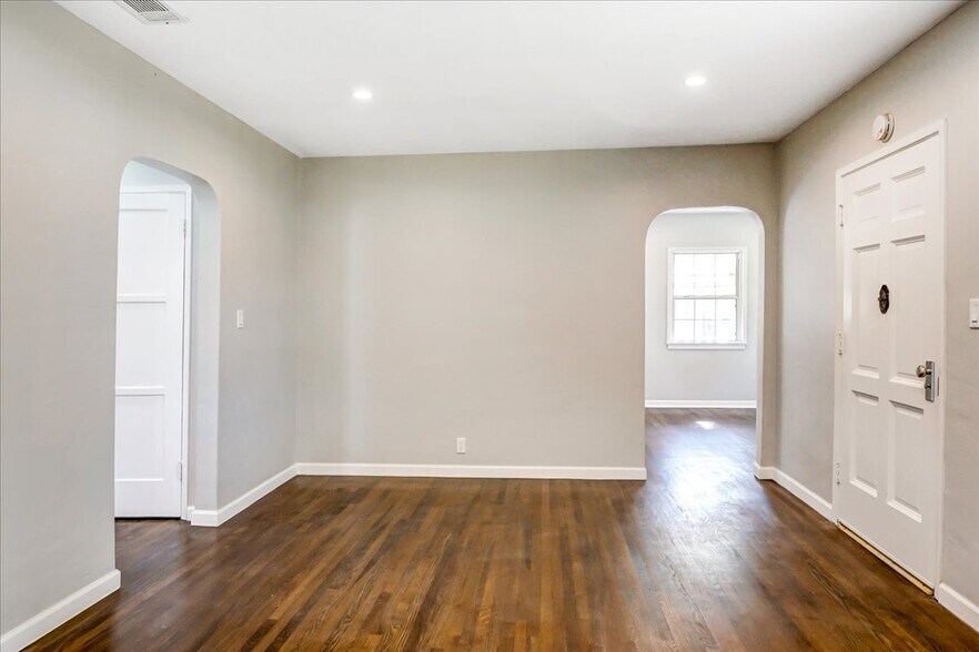Building Photo - 3140 Stockbridge Ave