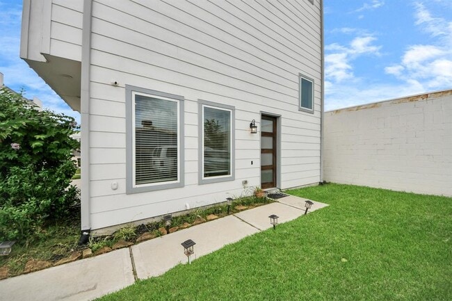 Building Photo - 1743 Cove Cres Ct
