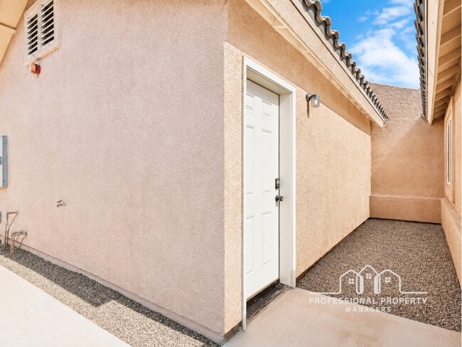 Building Photo - 3-bedroom, 2-bathroom home in Desert Sky