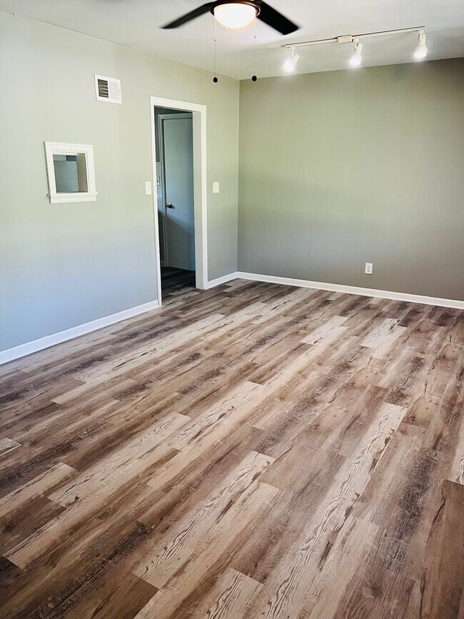 Building Photo - Recently Remodeled