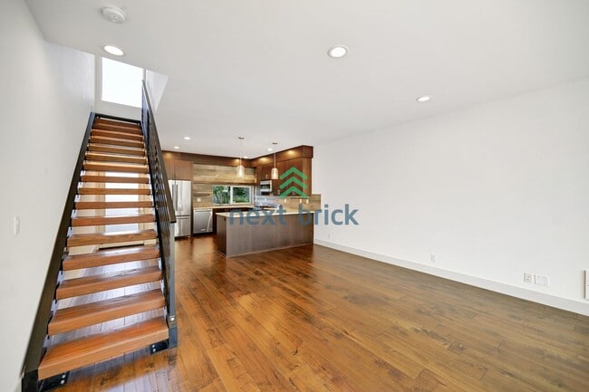 Building Photo - 3 BED & 2 BATH TOWNHOUSE FOR RENT