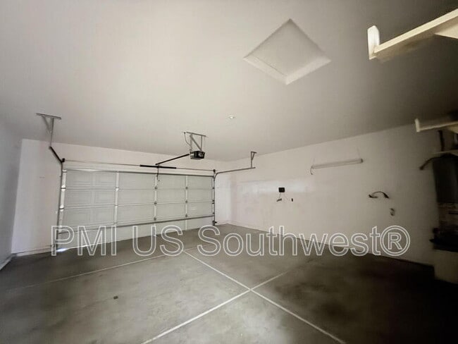 Building Photo - 2657 Edgewater Dr