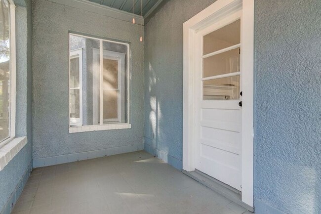 Building Photo - 606 S Park Ave