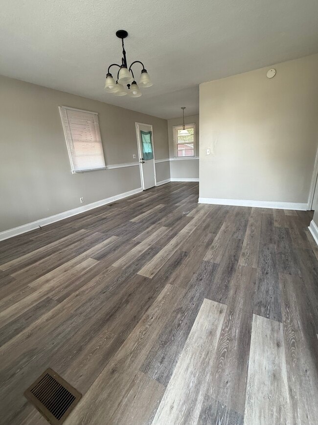 Building Photo - 906 Sanborn St