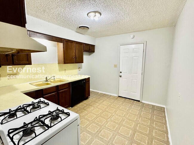 Building Photo - 2 Bed/1 Bath Townhome with Off-Street Parking / Pet-Friendly / Available Now!