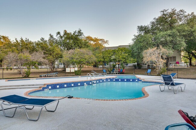 Building Photo - RIVER CROSSING ATX - 2BD/2.5BA - TOWNHOUSE - NEAR DOWNTOWN - NEW INTERIOR - $1495