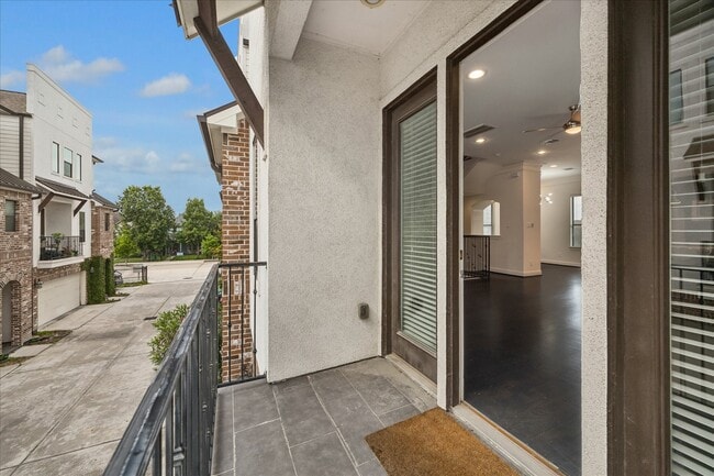 Building Photo - 734 W 20th St