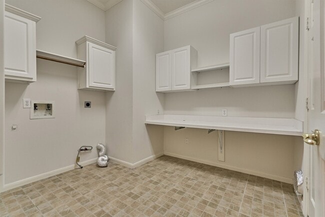 Building Photo - 118 Robindale Cir
