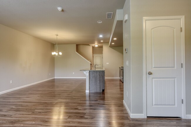 Building Photo - Beautiful Townhome!