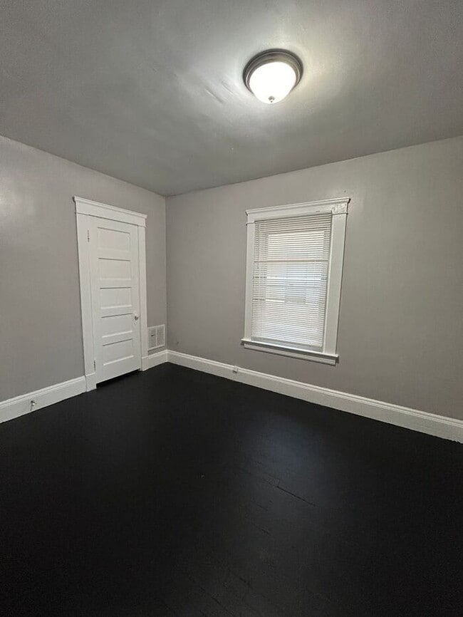 Building Photo - Charming 3-Bedroom Home with Great Space /...
