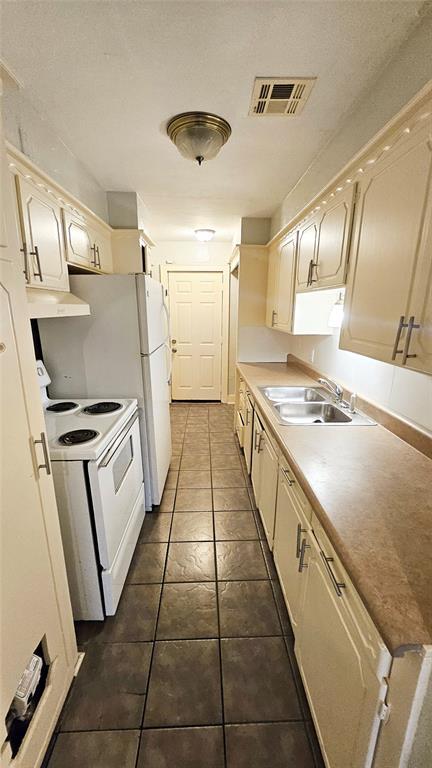 Building Photo - 2427 W Park Pl