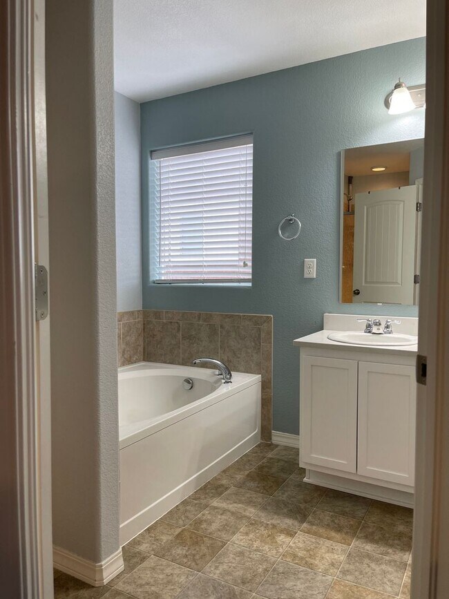 Building Photo - 6521 Donahue Dr