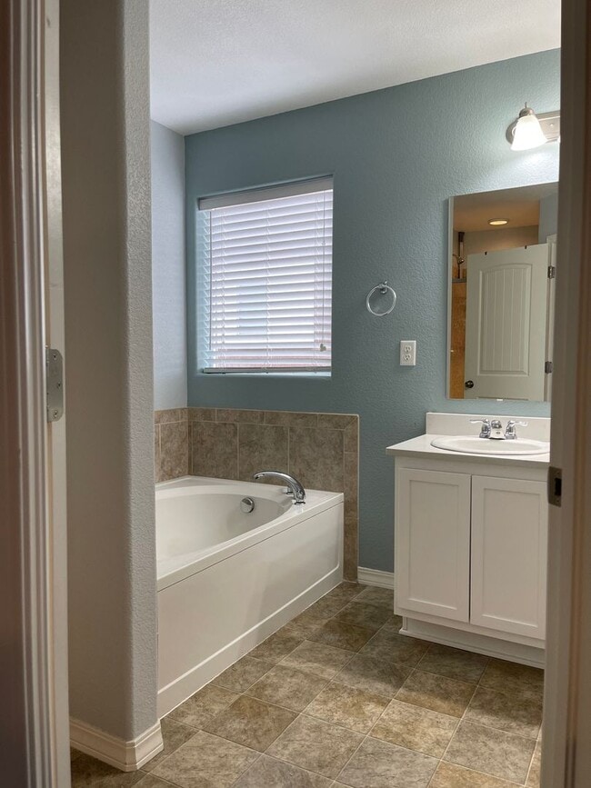 Building Photo - Beautiful 2 Story w/Finished Basement in D...