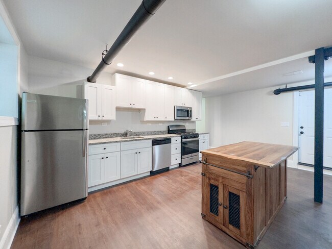 Building Photo - 936 E 52nd St